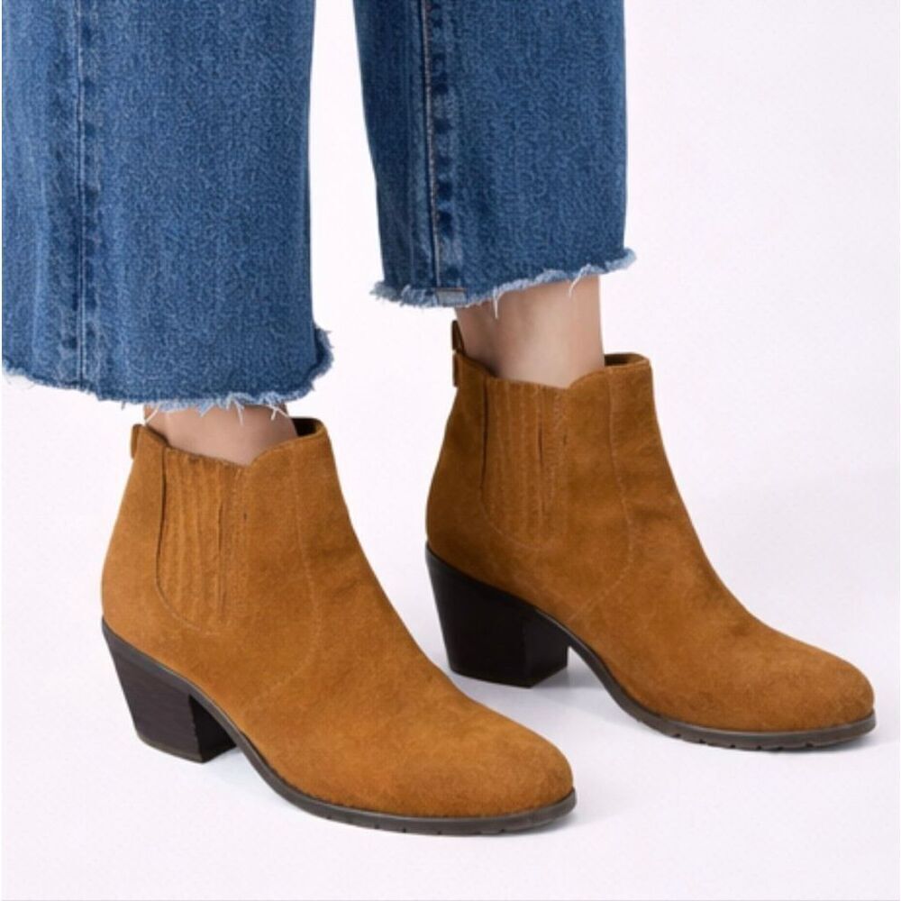 Chocolat Blu alpha tan suede ankle boots size 6